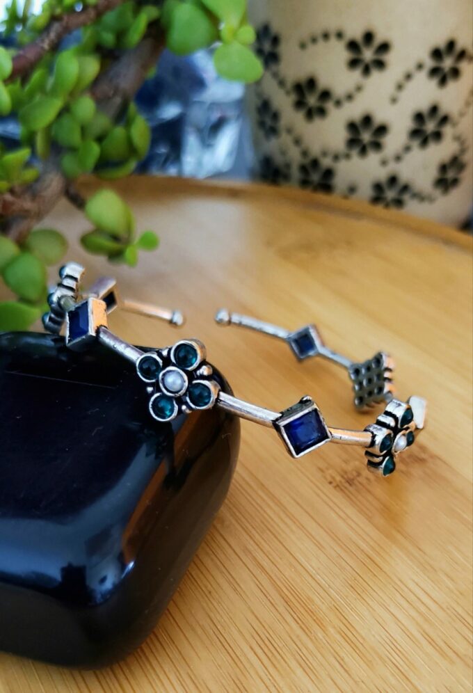 Silver Lookalike Flower Bracelet with Monalisa Stones ( Openable)